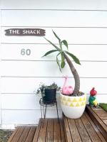 The Shack Culburra Beach- retro cool location pool table tiki bar - B&B