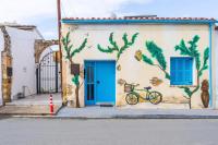 Blue Haven - 2-BR Artistic Escape in Larnaca - B&B