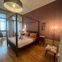 Habitación con cama grande y vistas al jardín