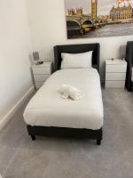Modern 3-Bed House Contractor Stay in Kent, Medway - Rochester Strood with Parking & WiFi for Long Stays - Chambres d'hôtes Strood