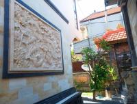 Nyoman19 Guest House - Bed and Breakfast Seminyak
