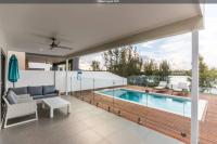 Belle Vista - Luxury Canal Front Home near Theme Parks with Pool - B&B