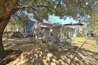 Walk to E. Austin Hotspots 2BR 1BA w Parking Dog-Friendly By Austin Vacay - B&B Austin