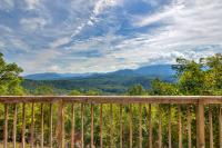 2 bedroom with incredible views of the Smoky Mountain and a hot tub! - B&B