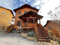 Mountain views, 5BR and 55 bath, foosball, hot tub, arcade game, log cabin in Gatlinburg! - Chambres d’hôtes Gatlinburg