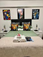 Habitación con cama extragrande.