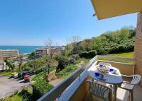 APPARTAMENTO VISTA MARE -E- con 2 camere da letto -Residence azzurro - Bed and Breakfast
