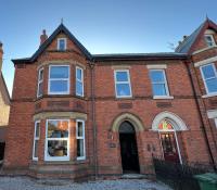 University Apartment • Sleeps 8 - B&B