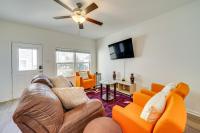 8 Mi to Lackland AFB Pet-Friendly Home with Yard! - B&B