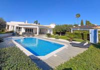 Beautiful 4-Bedroom Villa with Garden and Pool - B&B