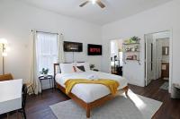 Cozy Upstairs Studio Near Downtown and the River - Ferienwohnung