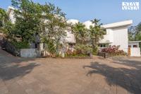 StayVista at Casa Elyra with Pool, AC, Balcony - B&B