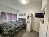 Lovely Double Room with En Suite and separate private entrance Accommodation for 1 Person only - Ferienwohnung Kingshurst