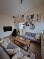 Large modern house with a hot tub - Bed and Breakfast Lerum