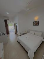 Habitación con cama grande