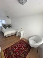 Modern one-bedroom house near Heathrow Airport - Chambres d’hôtes