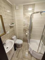 Zimmer mit Kingsize-Bett und Balkon