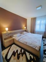 Habitación con cama extragrande.