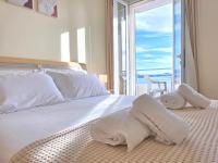 Jona's Top-Floor Oasis - B&B Sarandë