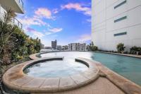 The Palm on Knuckey - Chic CBD Stay near Waterfront - Bed and Breakfast Darwin