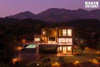 StayVista at The Chirping Villa with Infinity Pool - Chambres d'hôtes Pune