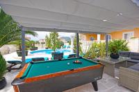 Luxury Six-Bedroom Villa with Heated Pool&Sauna - Bed and Breakfast Kutleše