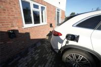 10 Min Drive to Airport - Free Parking - 15 min Bus ride - EV Charge available - Bed and Breakfast
