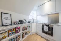 Beautiful Central Apt - With Parking - B&B