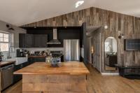 Private Cabin with Guesthouse Hot Tub Fire Pits - B&B Roscoe