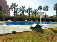 Amplio y luminoso en urbanización con piscina y garaje privado - B&B