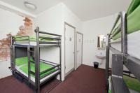 Спальное место на двухъярусной кровати в общем номере для мужчин с общей ванной комнатой