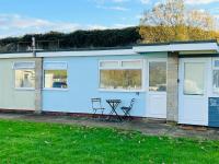 2 Bedroom Chalet SB57, Sandown Bay, Isle of Wight - B&B