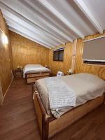 Tweepersoonskamer met 2 Aparte Bedden en Eigen Badkamer