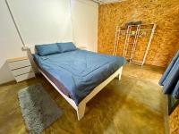 Habitación con cama grande y vistas al jardín