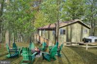 2-bedroom cabin, with a Fireplace, PS5, BBQ, fitness room, and a private hot tub - Chambres d'hôtes Hedgesville