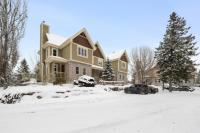 Spacious 3-Story Golfside Townhouse with Pool Access Aiglon 1614 - B&B Mont-Tremblant