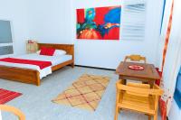 Habitación con cama grande y vistas al jardín