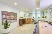 Walk to City Park Chic Home with Hot Tub and Yard - Chambres d’hôtes Denver