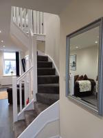 Luxury Apartment - Above iconic High Lane Oatcakes - B&B Stoke-on-Trent