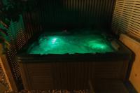 Papamoa Beach Getaway, Cosy Tiny Home with Spa - Chambres d'hôtes Papamoa