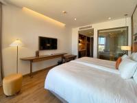 Zimmer mit Kingsize-Bett und Meerblick