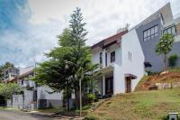 Family Only Villa with Private Pool & Hill View- De Reiz Dago Syariah 3BR - Bed and Breakfast Bandung