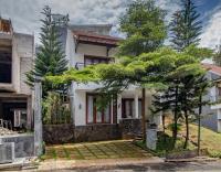 Family Only Villa with Private Pool & Hill View- De Reiz Dago Syariah 3BR - Bed and Breakfast Bandung