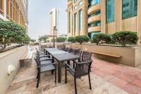 Renovated Unit with Skyscraper Views, Close to JBR Beach, Elite Residence, Dubai Marina by Deluxe Holiday Homes - Chambres d'hôtes Dubaï