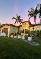 MIAMI LUX Villa 4BR FREE parking, Pool, Jacuzzi, Near Airport - B&B