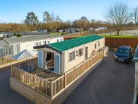 Retreat at the Lake - Fishing Lakes - Short Stays UK Ltd - B&B