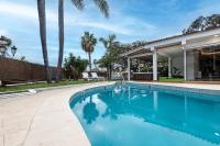 Luxury Villa with Heated Pool, Jacuzzi, Gym, and Gardens - Chambres d’hôtes Puerto de la Cruz