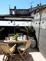Aigues-Mortes remparts, renovated old apartment - B&B