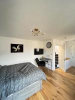 Cozy London Apartment 2 minutes to tube! - Chambres d'hôtes Londres