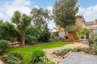Spacious 2 Bedroom Apartment With Beautiful Garde - B&B